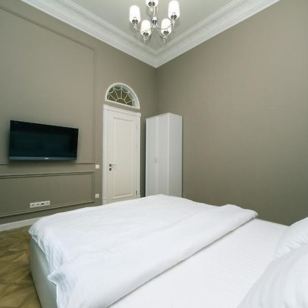 Vip Apartment Near Kreschatyk, 31А Pushkinska Street Киев Екстериор снимка