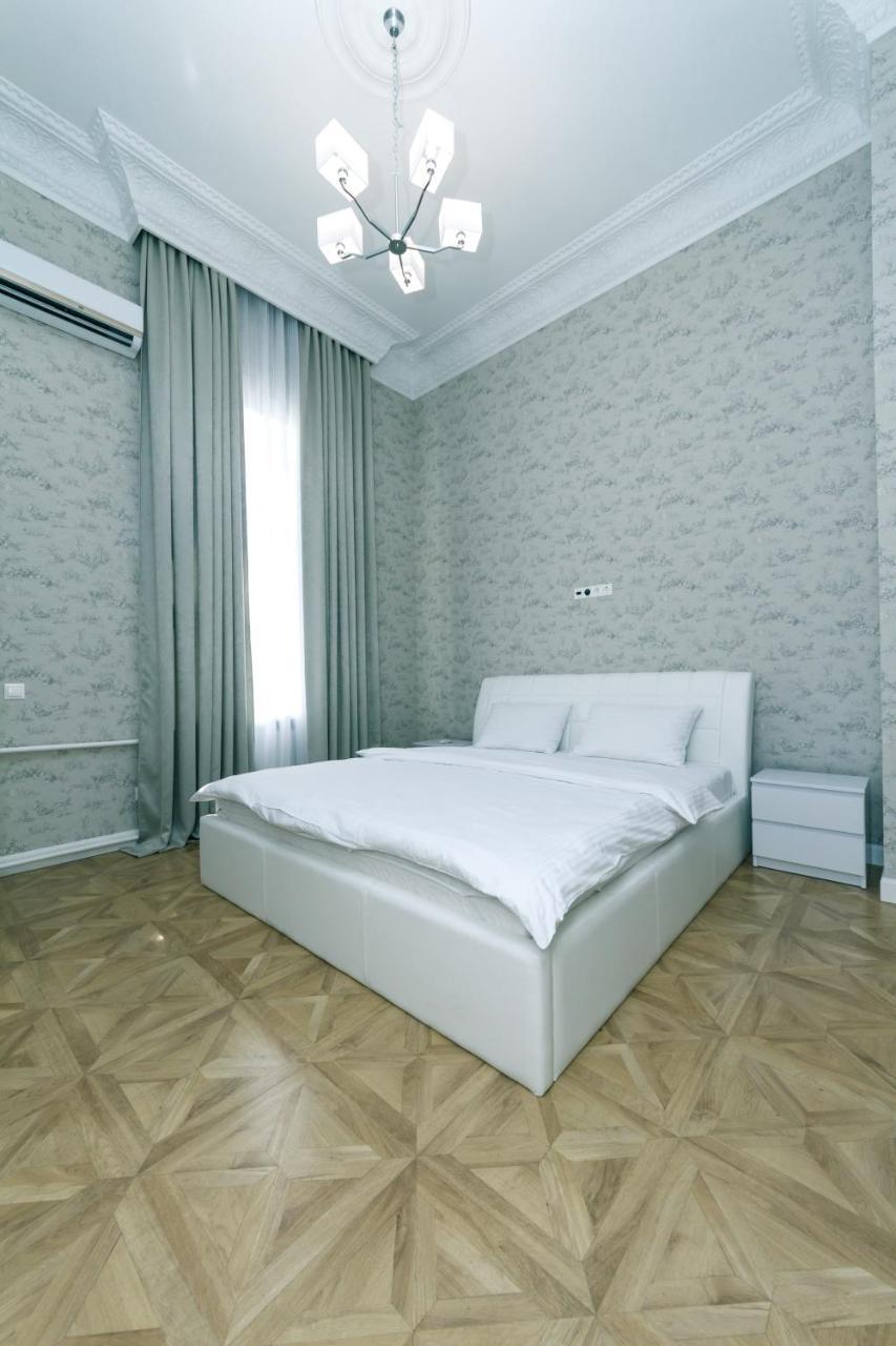 Vip Apartment Near Kreschatyk, 31А Pushkinska Street Киев Екстериор снимка